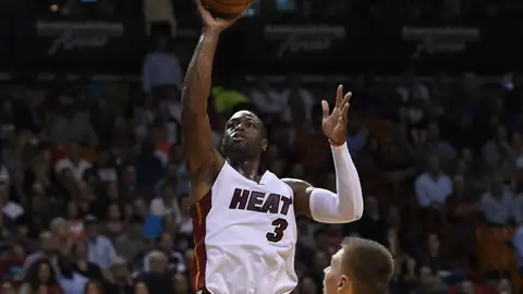 Wade, en acción ante Calderón y Porzingis Wade, en acción ante Calderón y Porzingis