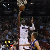 Wade, en acción ante Calderón y Porzingis Wade, en acción ante Calderón y Porzingis