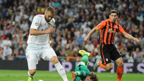  Benzema trata de batir a Andriy Pyatov 