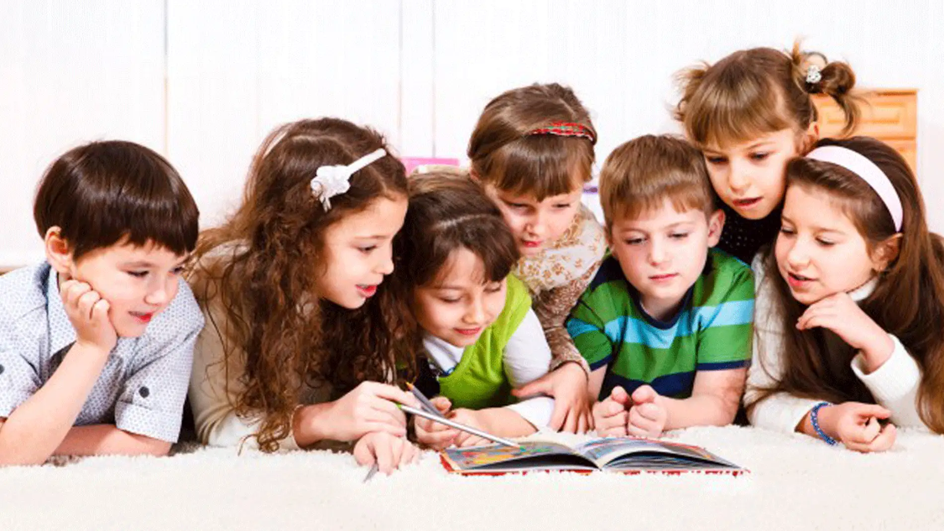 Niños leyendo un cuento