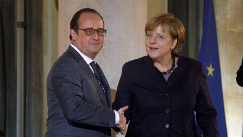 Merkel y Hollande homenajean a las v&iacute;ctimas del 13-N