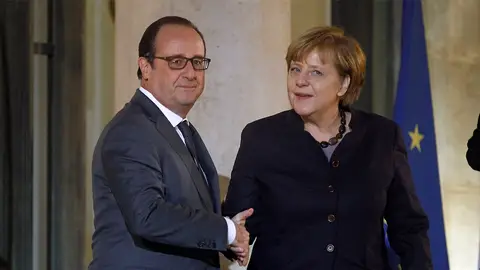 Merkel y Hollande homenajean a las víctimas del 13-N Merkel y Hollande homenajean a las víctimas del 13-N