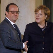 Merkel y Hollande homenajean a las víctimas del 13-N