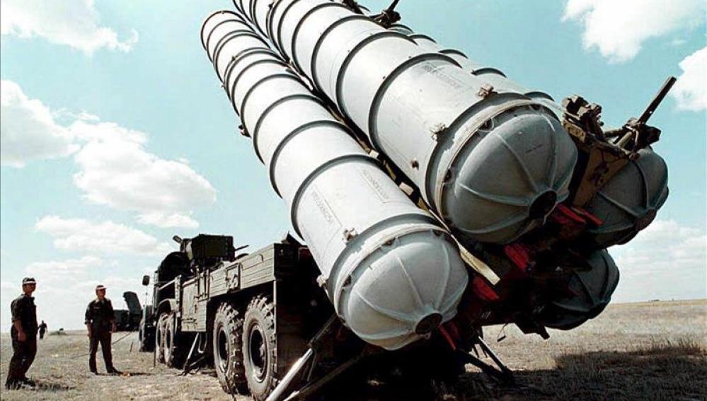 Fotografía de archivo tomada en 1996 que muestra misiles antiaéreos rusos S-300 