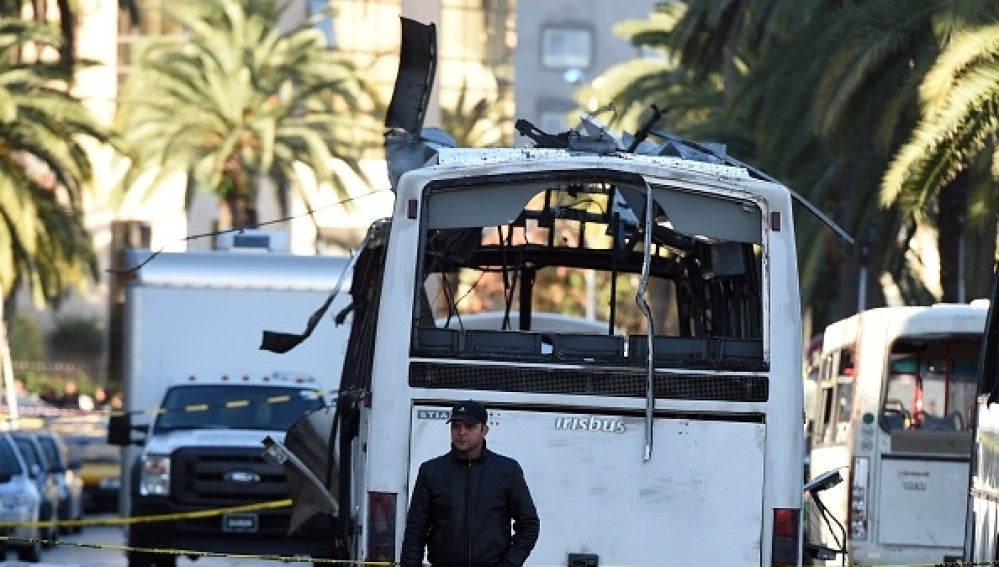 Imagen del autobús después de la explosión en Túnez