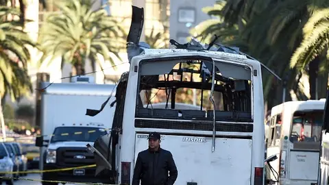 Imagen del autobús después de la explosión en Túnez Imagen del autobús después de la explosión en Túnez