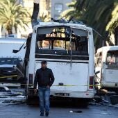 Imagen del autobús después de la explosión en Túnez
