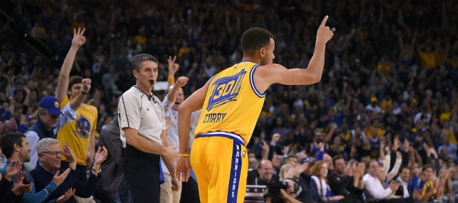 Stephen Curry celebra una canasta ante los Lakers