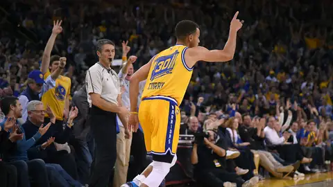 Stephen Curry celebra una canasta ante los Lakers Stephen Curry celebra una canasta ante los Lakers