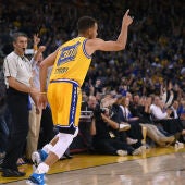 Stephen Curry celebra una canasta ante los Lakers
