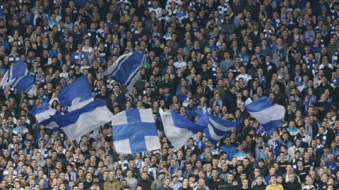 Aficionados de Dinamo en una de las gradas del estadio de Kiev