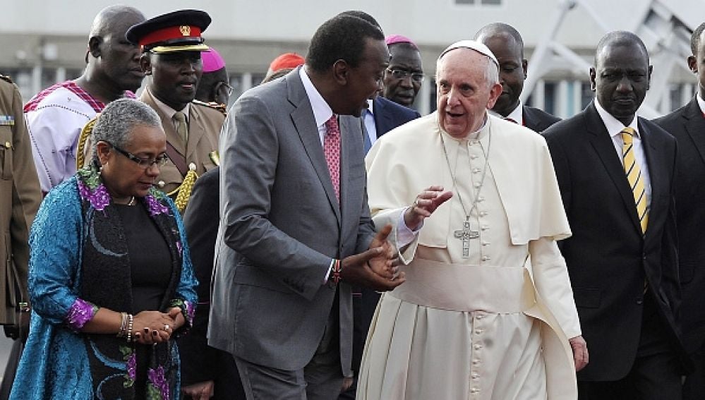 El Papa Francisco con el presidente de Kenia, Uhuru Kenyatta