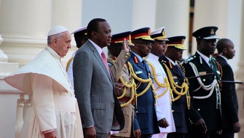 El presidente de Kenia, Uhuru Kenyatta, junto al Papa Francisco