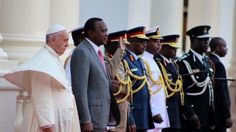 El presidente de Kenia, Uhuru Kenyatta, junto al Papa Francisco