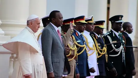 El presidente de Kenia, Uhuru Kenyatta, junto al Papa Francisco El presidente de Kenia, Uhuru Kenyatta, junto al Papa Francisco