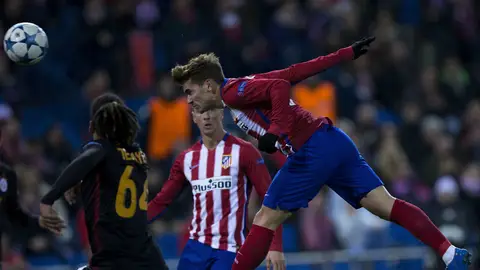 Griezmann anotando de cabeza con el Atlético Griezmann anotando de cabeza con el Atlético