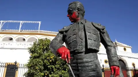 La estatua de Curro Romero en La Maestranza, pintada de rojo La estatua de Curro Romero en La Maestranza, pintada de rojo