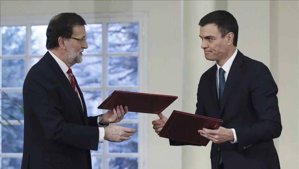 Mariano Rajoy con Pedro Sánchez.