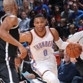 Kevin Durant encara a su defensor en una acción ofensiva Kevin Durant encara a su defensor en una acción ofensiva