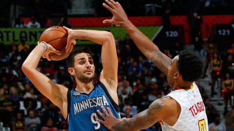Ricky Rubio, en acci&oacute;n ante los Hawks