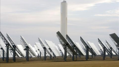 Vista de la planta solar de ABENGOA en Sanl&uacute;car La Mayor (Sevilla)
