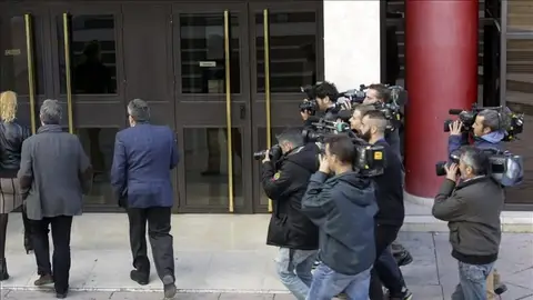 El juez de instrucción 4 de Granada, junto al fiscal, a su llegada a los juzgados El juez de instrucción 4 de Granada, junto al fiscal, a su llegada a los juzgados