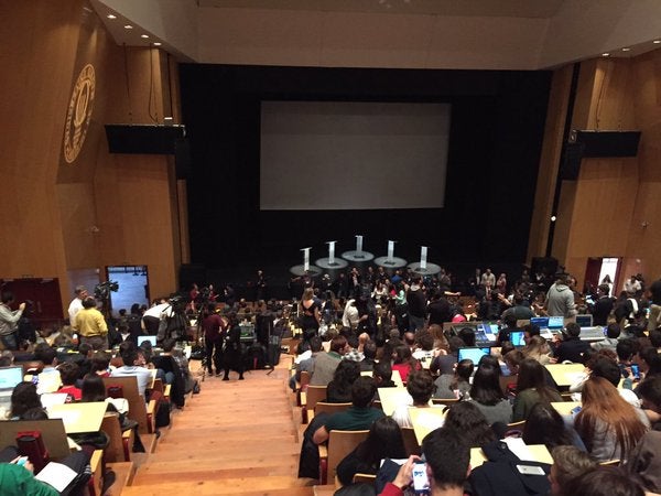 Cientos de personas se quedan fuera del auditorio ante la gran afluencia de gente Cientos de personas se quedan fuera del auditorio ante la gran afluencia de gente