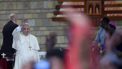 El Papa Francisco saluda a los fieles residentes en el barrio chabolista Kangemi en Nairobi (Kenia)