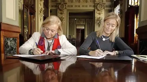 Mercedes Fernández (PP) y Cristina Coto (FORO Asturias) Firme del acuerdo de coalición electoral para las generales del 20 de diciembre de 2015