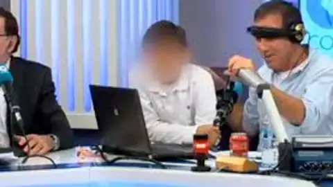 Mariano Rajoy con su hijo en un programa de Radio Mariano Rajoy con su hijo en un programa de Radio