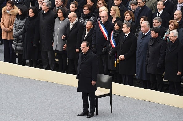 Hollande preside en Los Inválidos el homenaje a las víctimas de los atentados en París Hollande preside en Los Inválidos el homenaje a las víctimas de los atentados en París