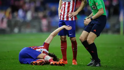 Tiago se duele sobre el césped del Calderón Tiago se duele sobre el césped del Calderón