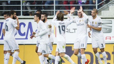 Bale es felicitado tras abrir el marcador en Ipur&uacute;a