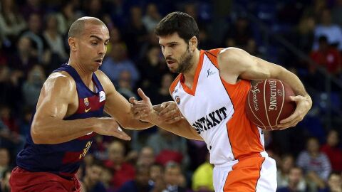 Carlos Arroyo (izq) trata de robar el bal&oacute;n a Ricardo &Uacute;riz (d)