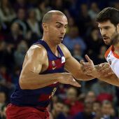 Carlos Arroyo (izq) trata de robar el balón a Ricardo Úriz (d)