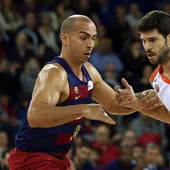 Carlos Arroyo (izq) trata de robar el balón a Ricardo Úriz (d) Carlos Arroyo (izq) trata de robar el balón a Ricardo Úriz (d)