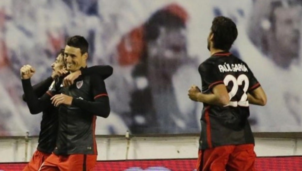Aduriz celebra un gol en Vallecas
