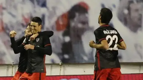 Aduriz celebra un gol en Vallecas Aduriz celebra un gol en Vallecas