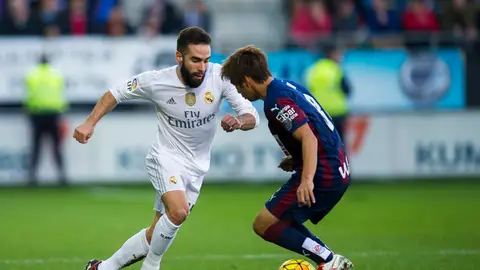 Dani Carvajal (izq) frente a Inui (dch), en el Eibar - Real Madrid Dani Carvajal (izq) frente a Inui (dch), en el Eibar - Real Madrid