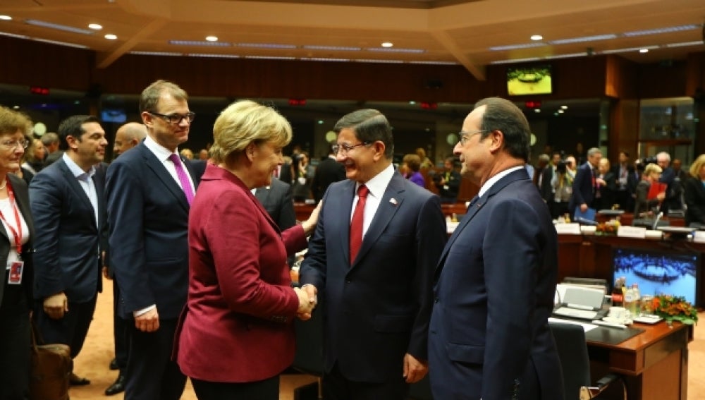 Ahmet Davutoglu, primer ministro turco, entre Angela Merkel y François Hollande