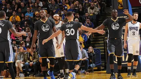 Curry felicta a sus compañeros tras una acción ante los Kings Curry felicta a sus compañeros tras una acción ante los Kings