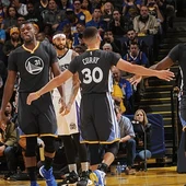 Curry felicta a sus compañeros tras una acción ante los Kings Curry felicta a sus compañeros tras una acción ante los Kings
