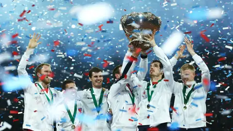 Murray y el resto de jugadores británicos levantan la Copa Davis Murray y el resto de jugadores británicos levantan la Copa Davis