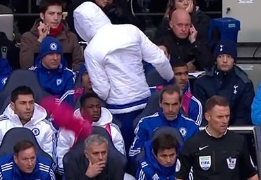 Diego Costa lanza su peto cerca de Mourinho tras calentar y no salir a jugar Diego Costa lanza su peto cerca de Mourinho tras calentar y no salir a jugar