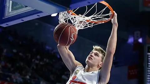 Doncic se cuelga de la canasta de Miribilla Doncic se cuelga de la canasta de Miribilla