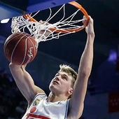 Doncic se cuelga de la canasta de Miribilla Doncic se cuelga de la canasta de Miribilla
