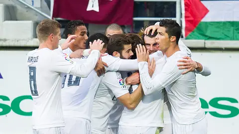 Los jugadores del Real Madrid celebran un gol Los jugadores del Real Madrid celebran un gol