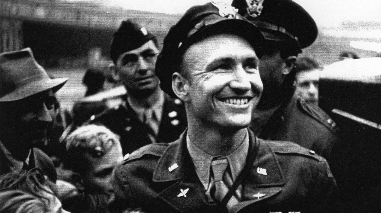 Historias de la Historia: Gail Halvorsen, el piloto norteamericano que 'bombardeó' Berlín con caramelos Historias de la Historia: Gail Halvorsen, el piloto norteamericano que 'bombardeó' Berlín con caramelos