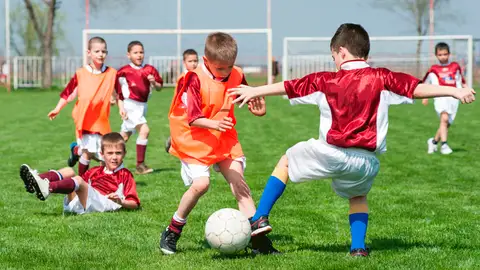 Niños jugando al fútbol Niños jugando al fútbol