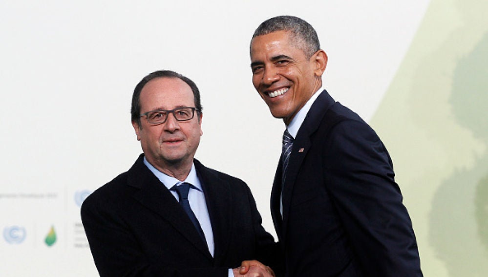 El presidente francés Francois Hollande recibe al presidente Obama en la cumbre de París
